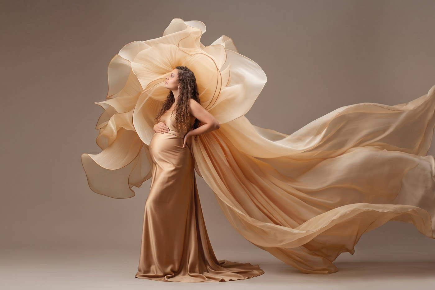 Photo artistique grossesse — voile orangé en mouvement