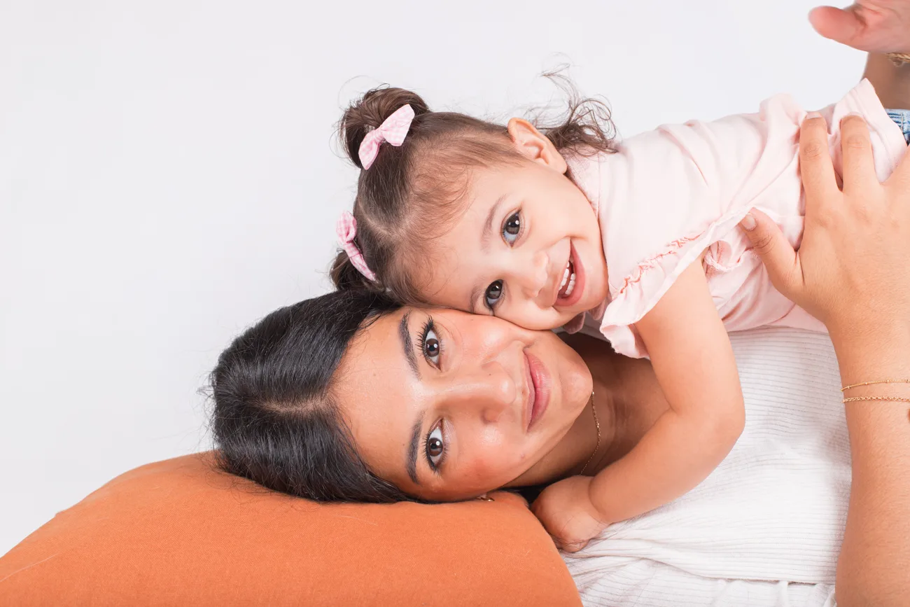 Séance photo maman et sa fille en studio — complicité, Amour et Lumière