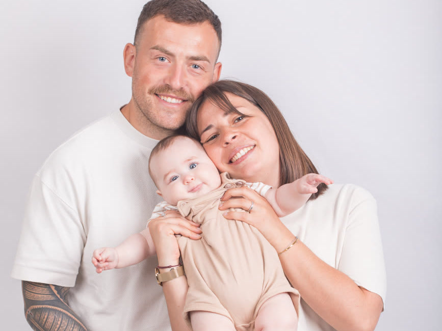 Séance photo de famille en studio — parents et bébé, studio Amour et Lumière à Bègles