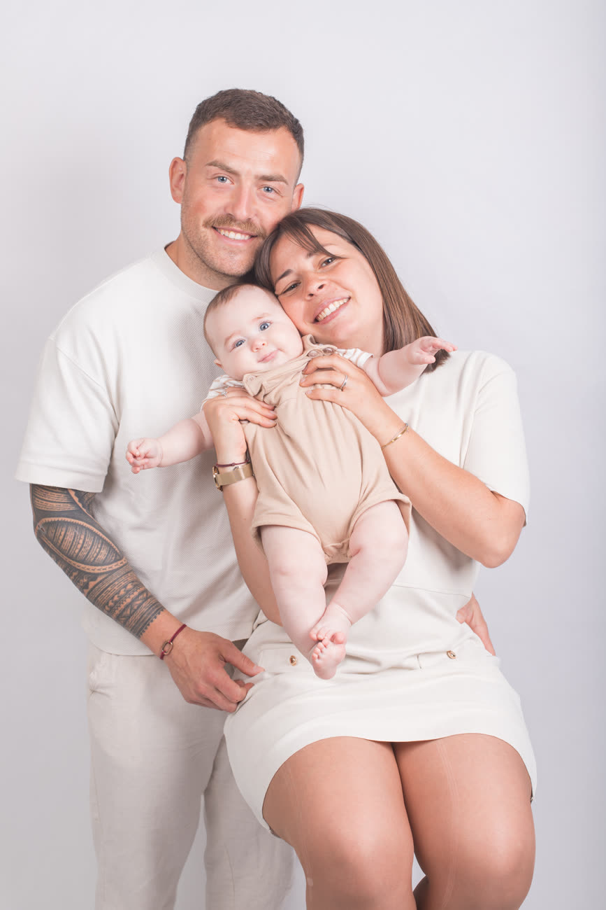 Séance photo de famille en studio — parents et bébé, studio Amour et Lumière à Bègles